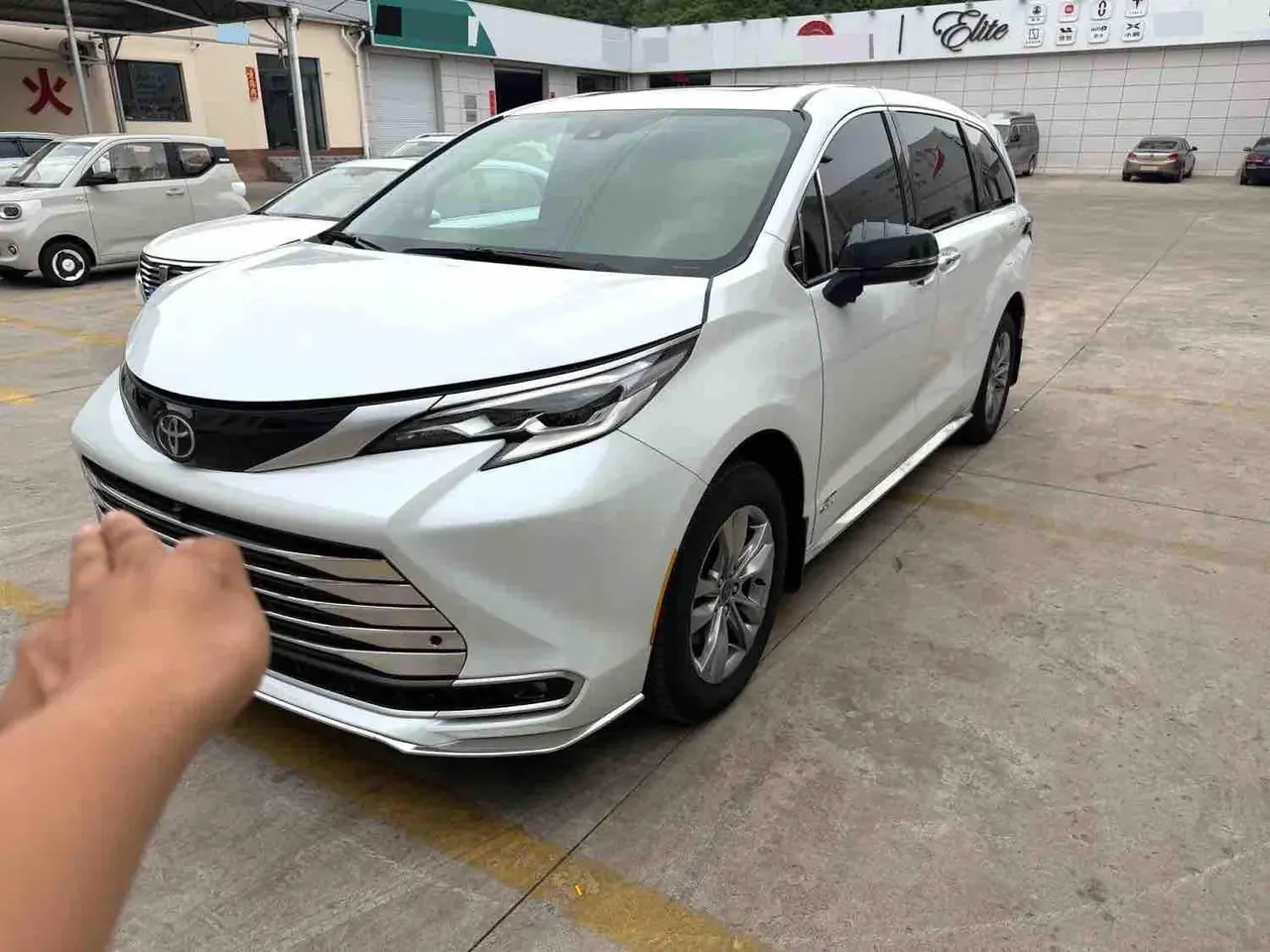 打开图片灯箱:Toyota 2024 Sana 2.5 Stepless Four-wheel Drive Deluxe Edition Automatic Transmission