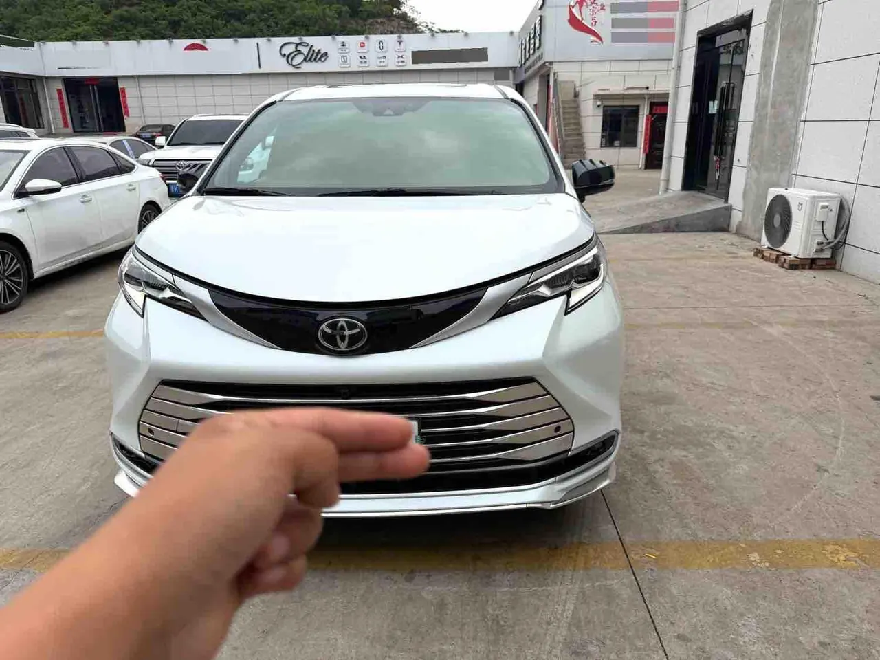 Toyota 2024 Sana 2.5 Stepless Four-wheel Drive Deluxe Edition Automatic Transmission 2