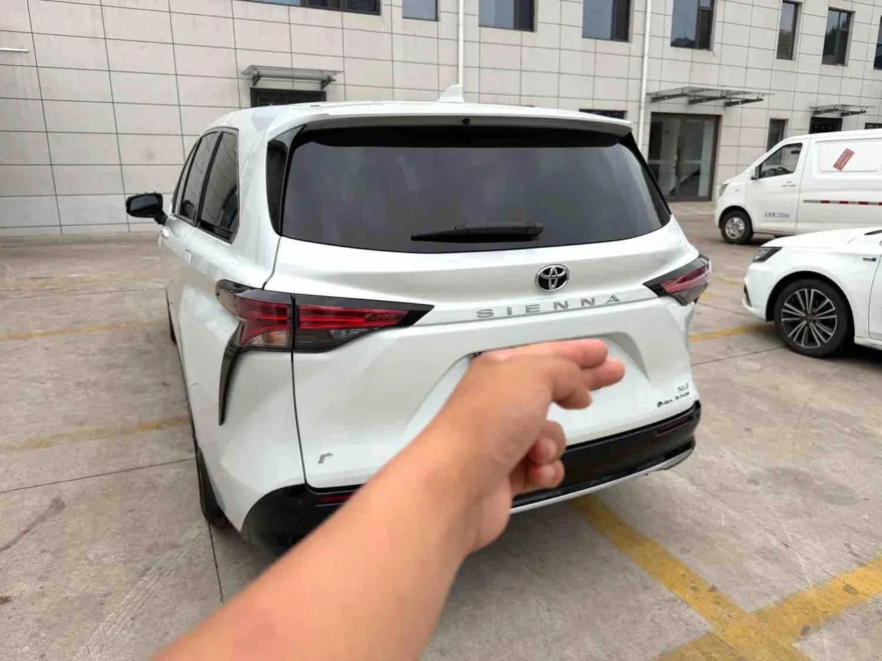 Toyota 2024 Sana 2.5 Stepless Four-wheel Drive Deluxe Edition Automatic Transmission 8