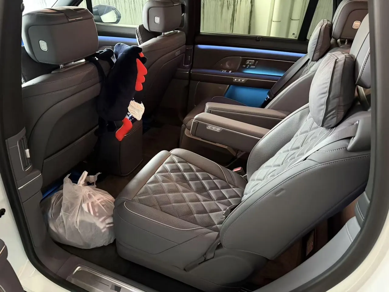 NIO 2026 ES8 6-seat executive deluxe automatic gear 3