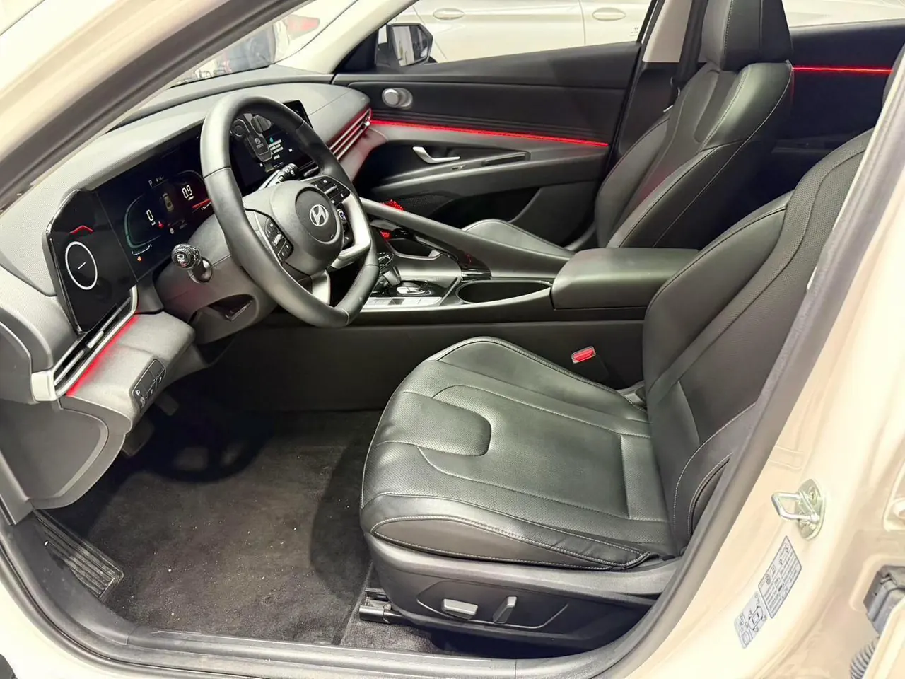 Hyundai 2023 Elantra -3-compartment 1.5 stepless LUX premium automatic gear 7