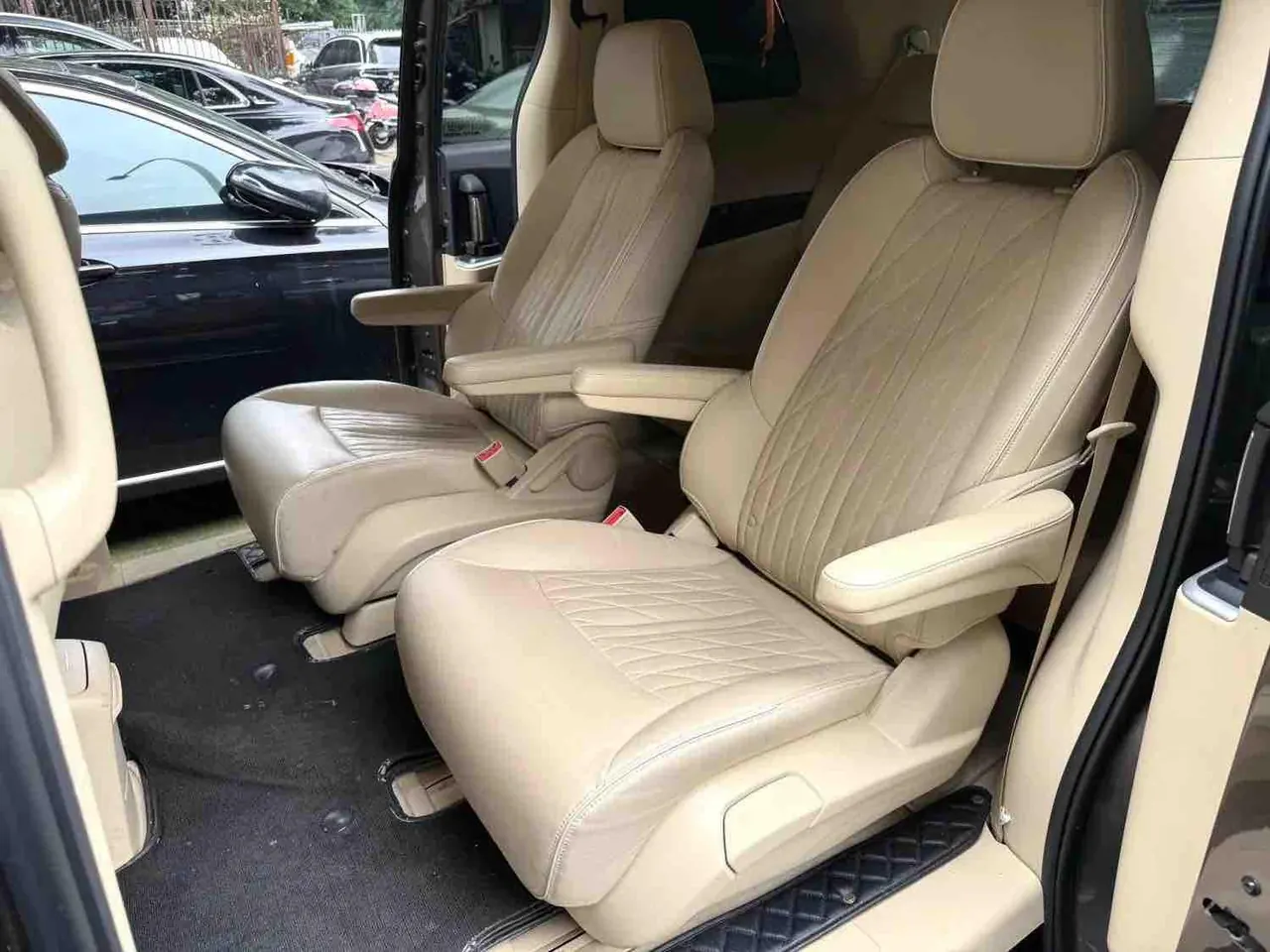 Buick 2023 GL8 Land Business Class 48V 2.0T 652T Luxury Automatic Gear 2