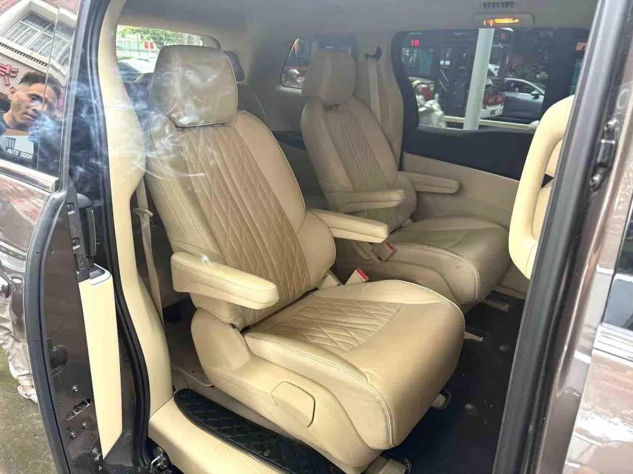 Buick 2023 GL8 Land Business Class 48V 2.0T 652T Luxury Automatic Gear 3