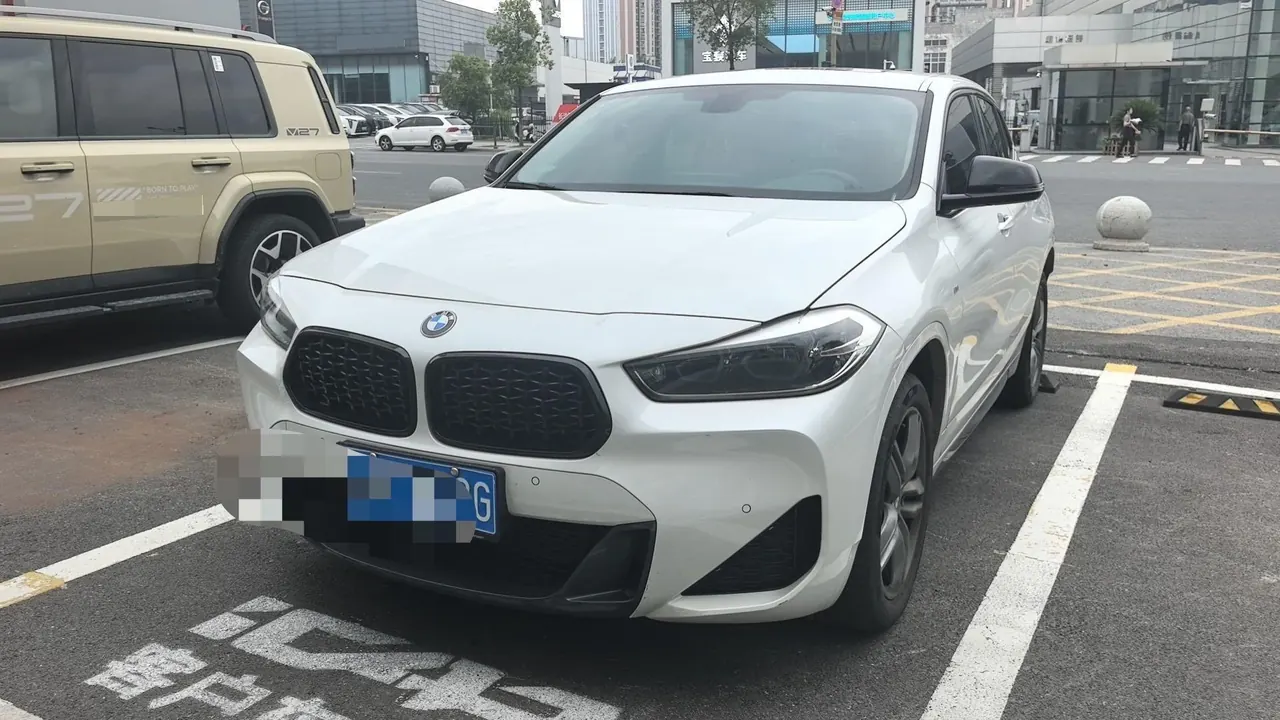 Open image lightbox: BMW 2023 X2 sDrive25i 2.0T M sports obsidian night version automatic gear