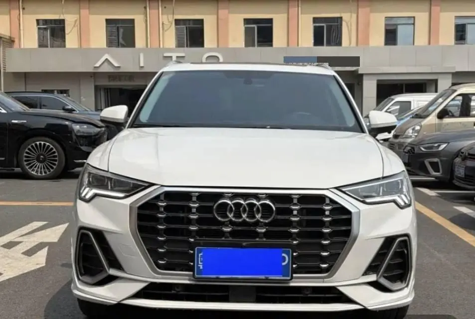 Audi 2021 Q3 1.4TFSI 35TFSI into the life version of automatic gear 5