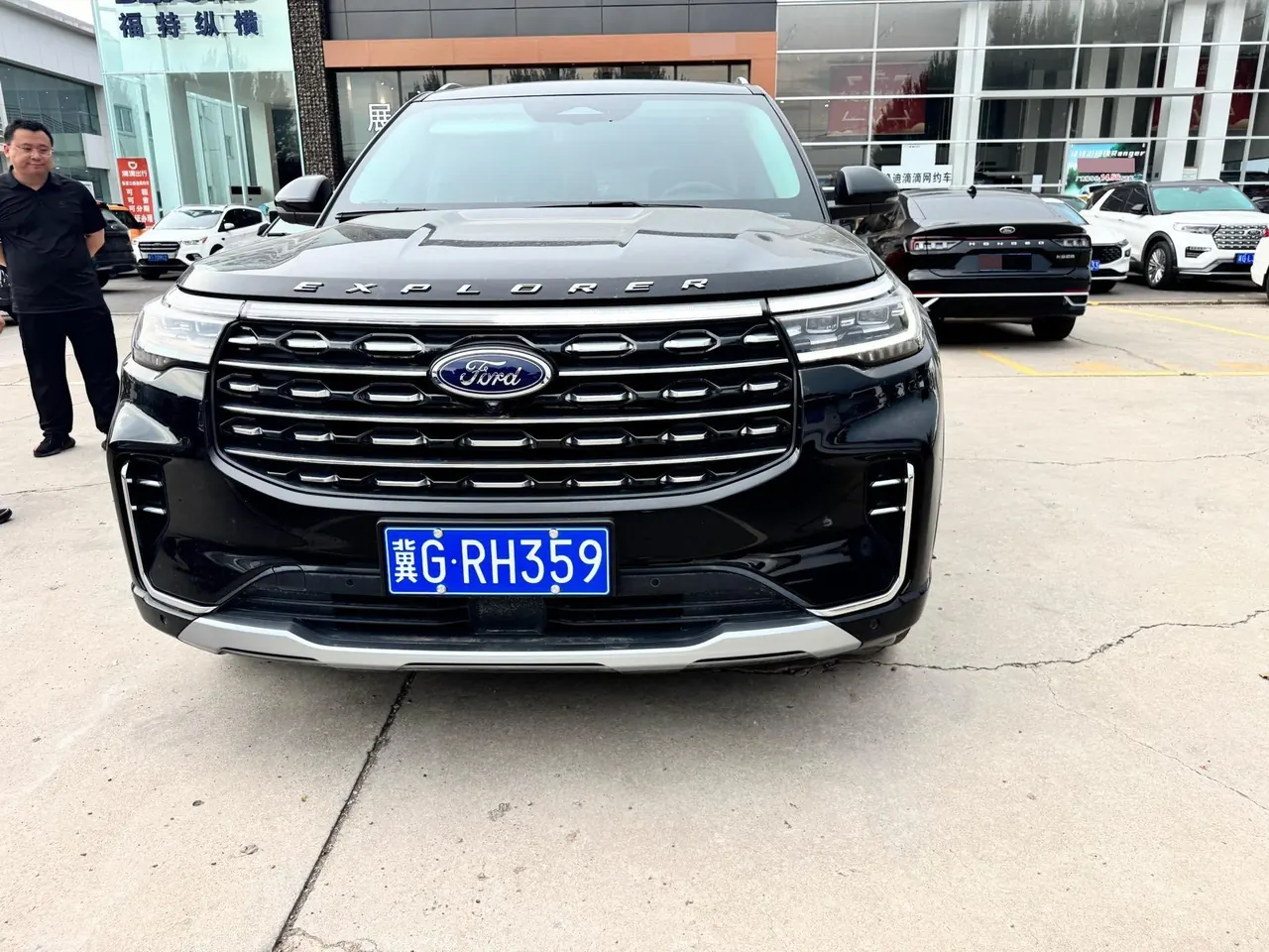 打开图片灯箱:Ford 2025 Explorer 2.3T EcoBoost Four-wheel Drive Titanium Edition 6-seat Automatic Gear