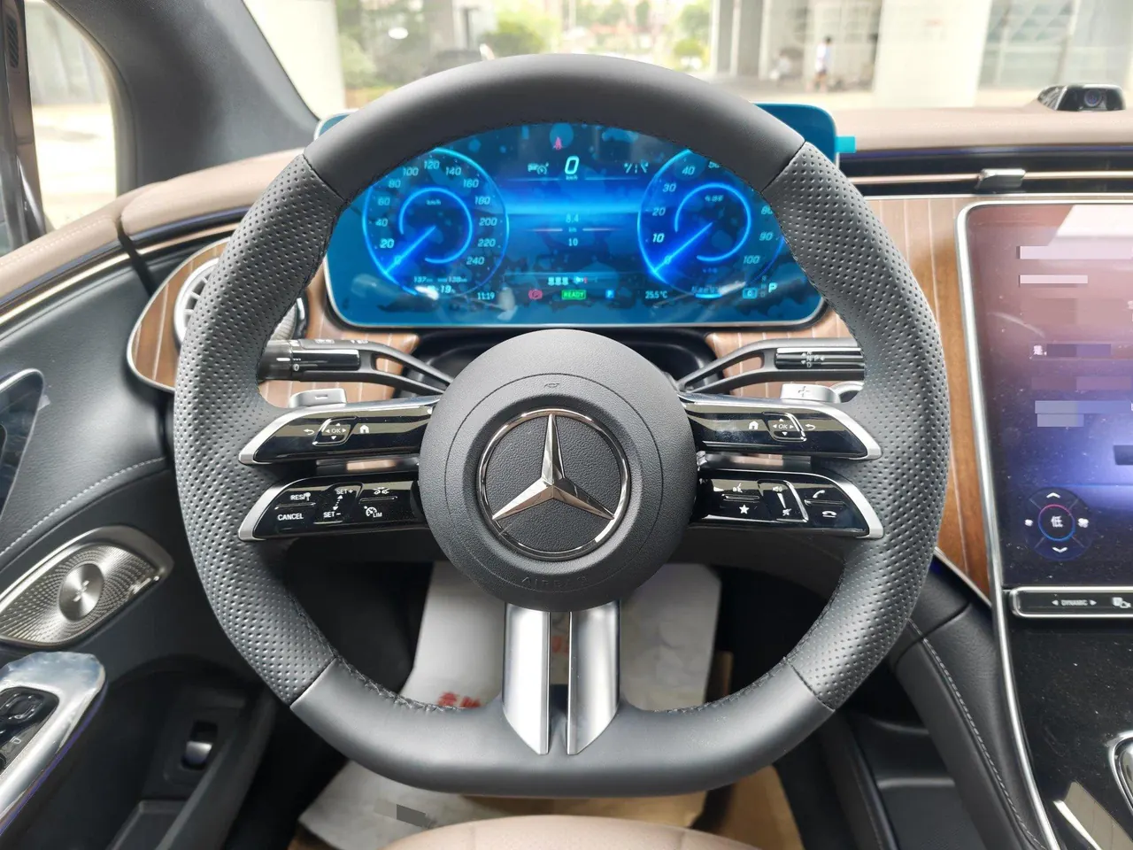 Mercedes Benz 2025 EQE 500 4MATIC EQE 500 4MATIC Pioneer Edition Automatic Gear 7