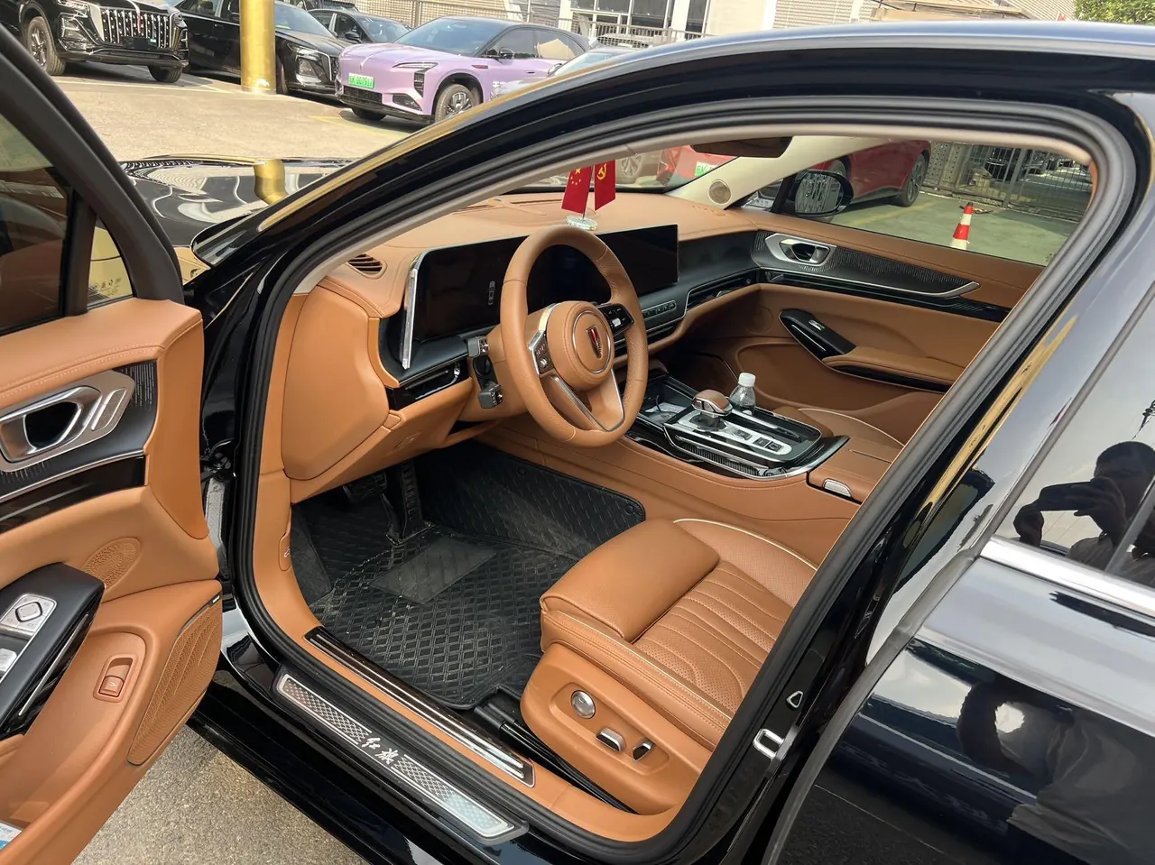 Open image lightbox: HongQi 2025 H9 48V 2.0T Two-Drive Flag Enjoy Deluxe Business Edition 5-seat Automatic Gear