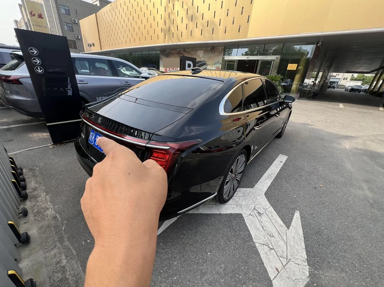 HongQi 2025 H9 48V 2.0T Two-Drive Flag Enjoy Deluxe Business Edition 5-seat Automatic Gear 3