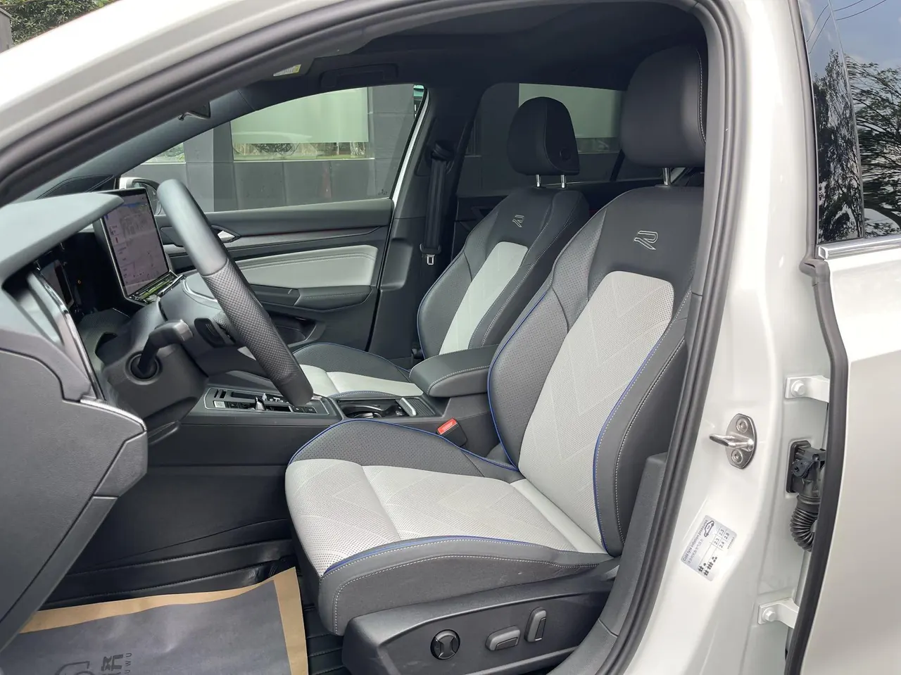 Volkswagen 2025 Golf 8 R-Line 1.5TSI 300TSI (Modified) Automatic Gear 4