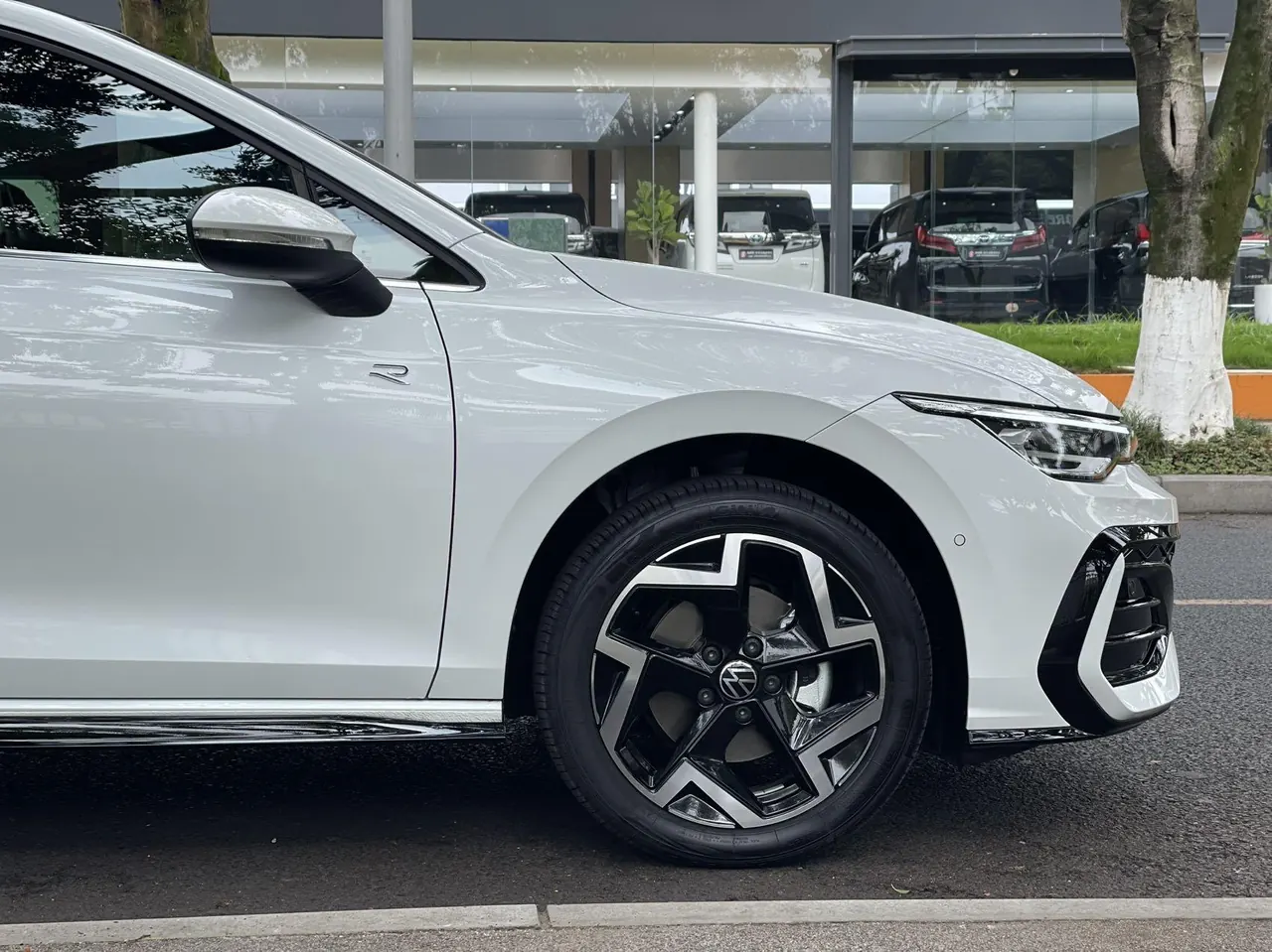 Volkswagen 2025 Golf 8 R-Line 1.5TSI 300TSI (Modified) Automatic Gear 8