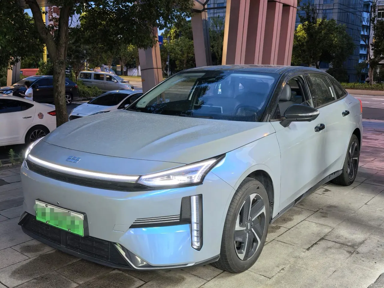 Открыть галерею: Geely Galaxy 2025 L6 EM-i 1.5 140km Discovery Edition Automatic Gear