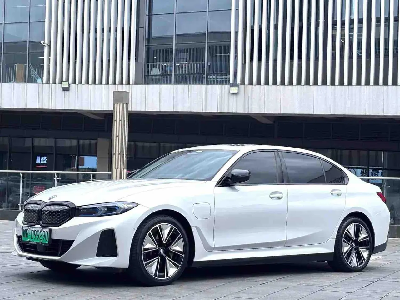 BMW 2025 i3 eDrive 40 L obsidian night sports suit automatic gear - View 1