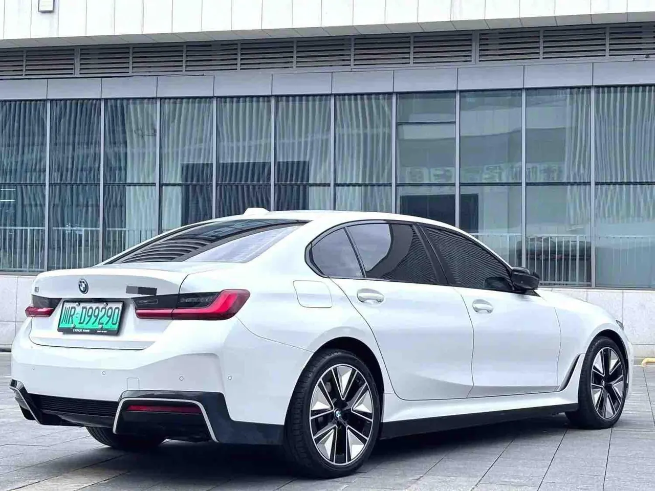 BMW 2025 i3 eDrive 40 L obsidian night sports suit automatic gear 11