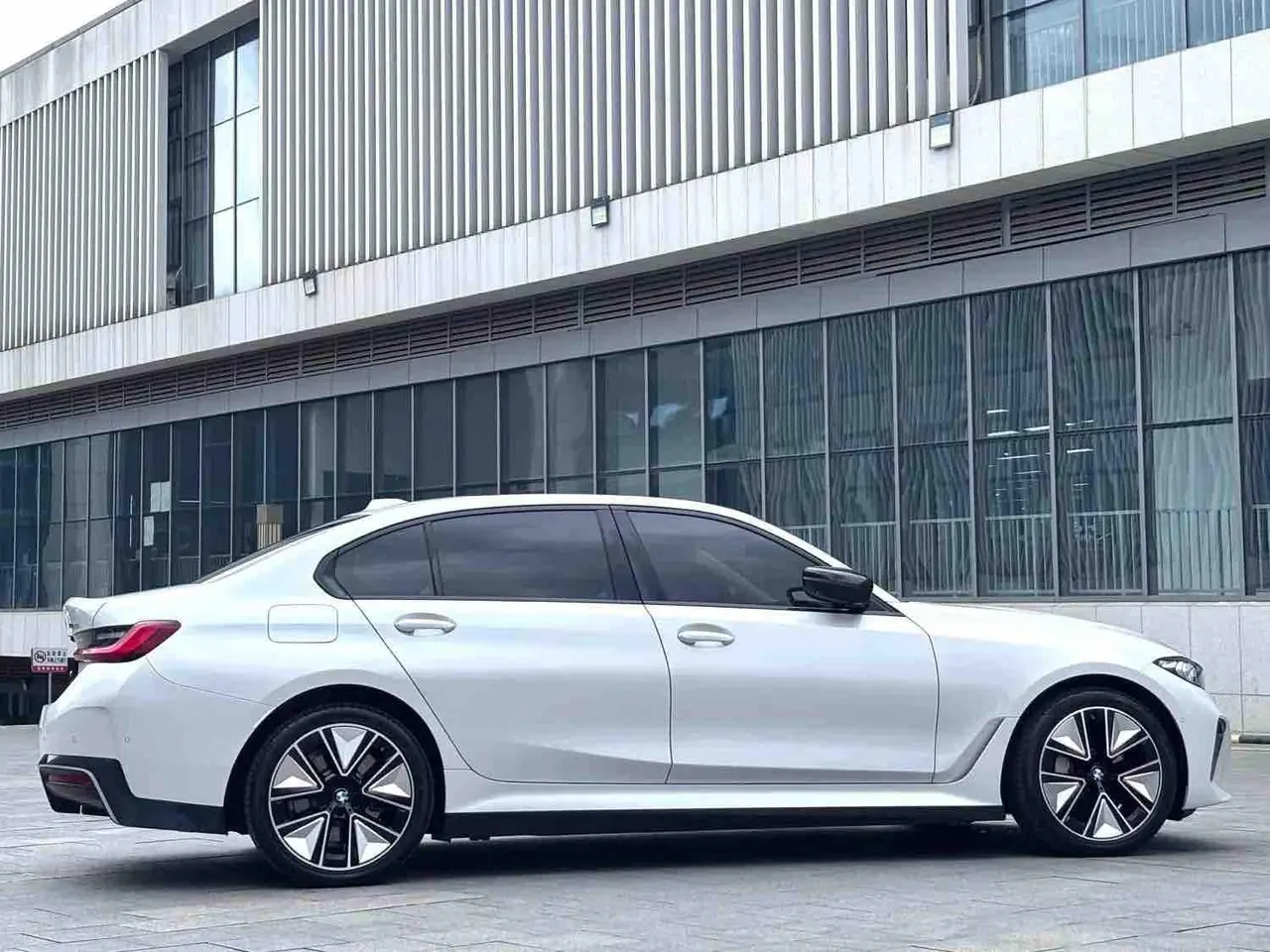 BMW 2025 i3 eDrive 40 L obsidian night sports suit automatic gear 4