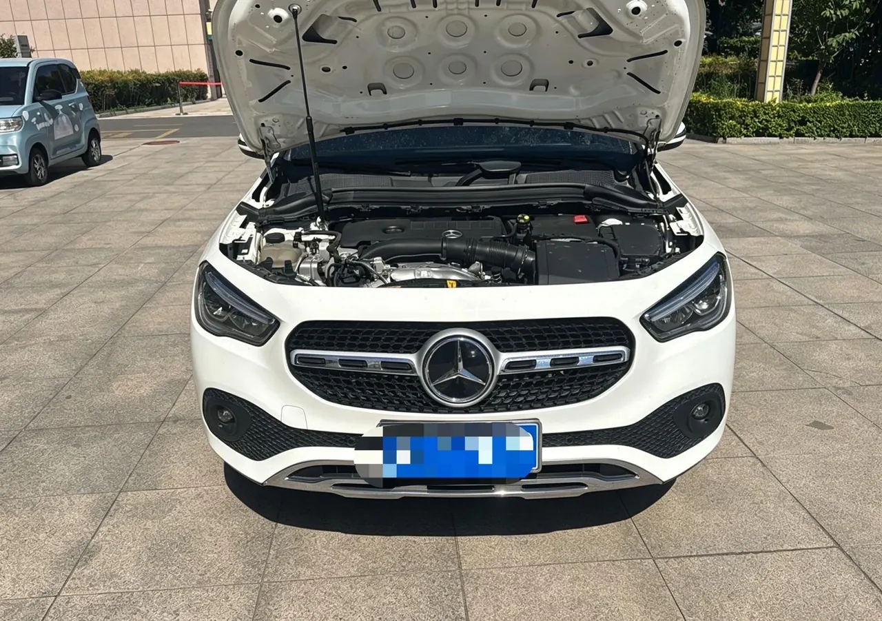 Mercedes Benz 2023 GLA 220 2.0T automatic gear 2