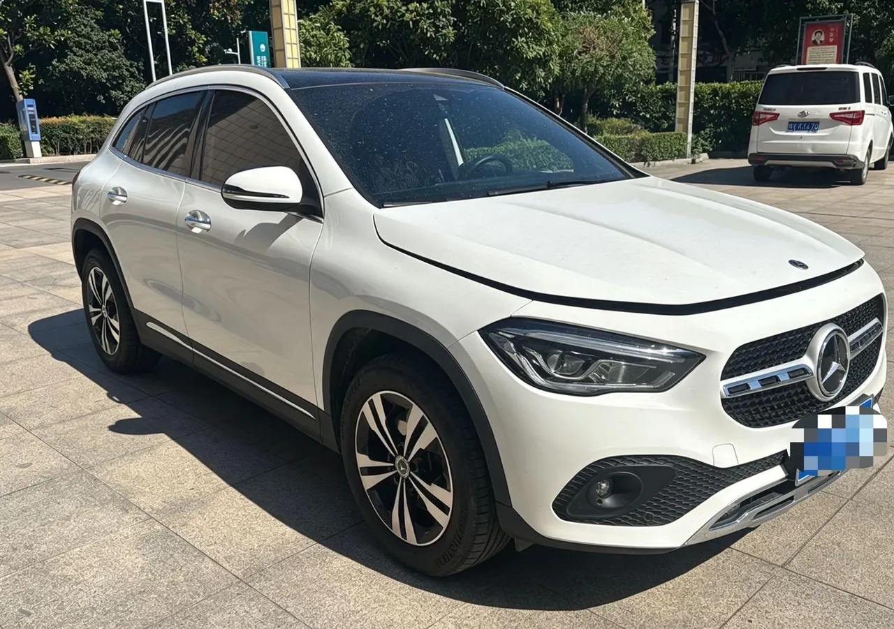 Mercedes Benz 2023 GLA 220 2.0T automatic gear 3