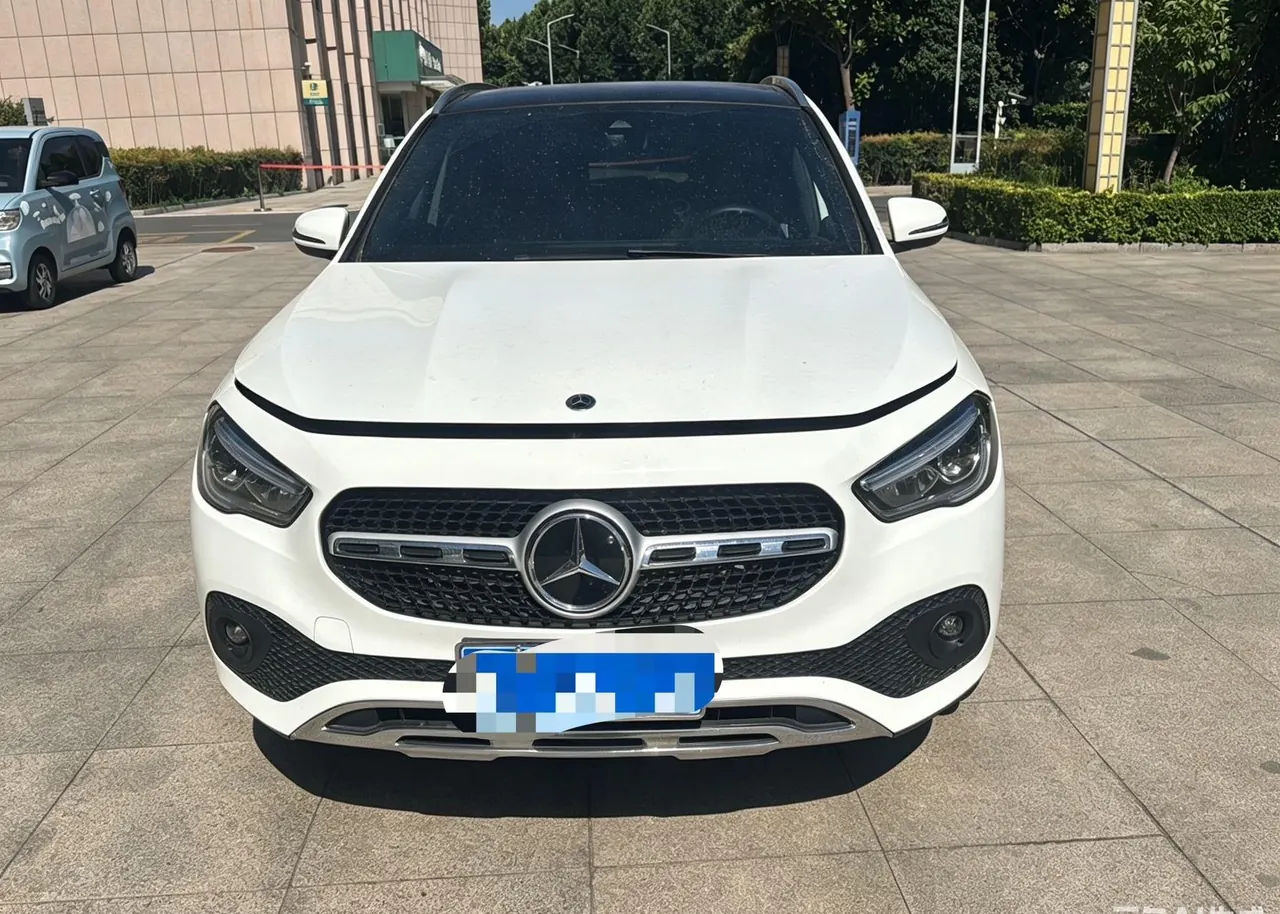Mercedes Benz 2023 GLA 220 2.0T automatic gear 4