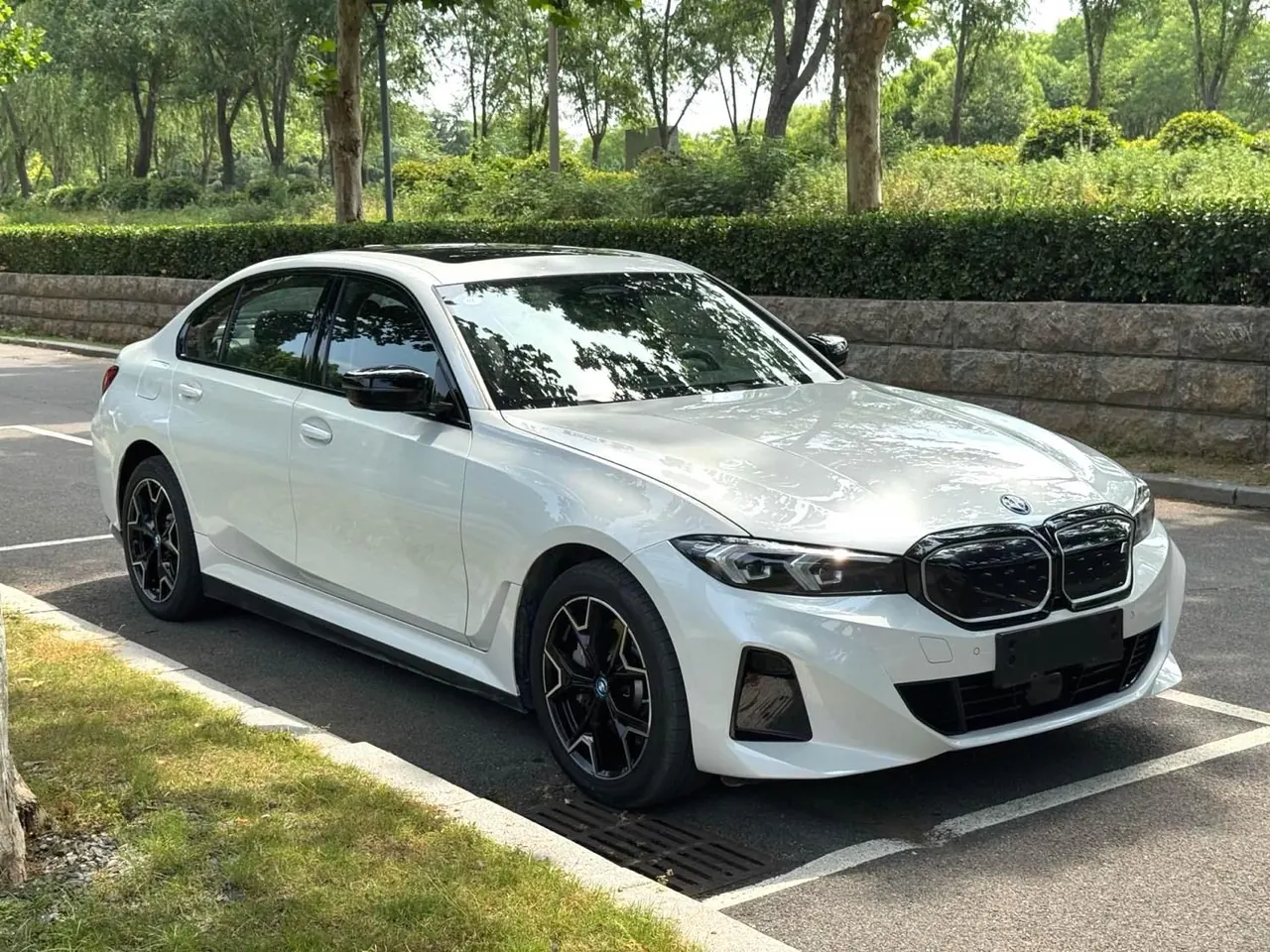 BMW 2023 i3 eDrive 40 L obsidian night suit automatic gear 2