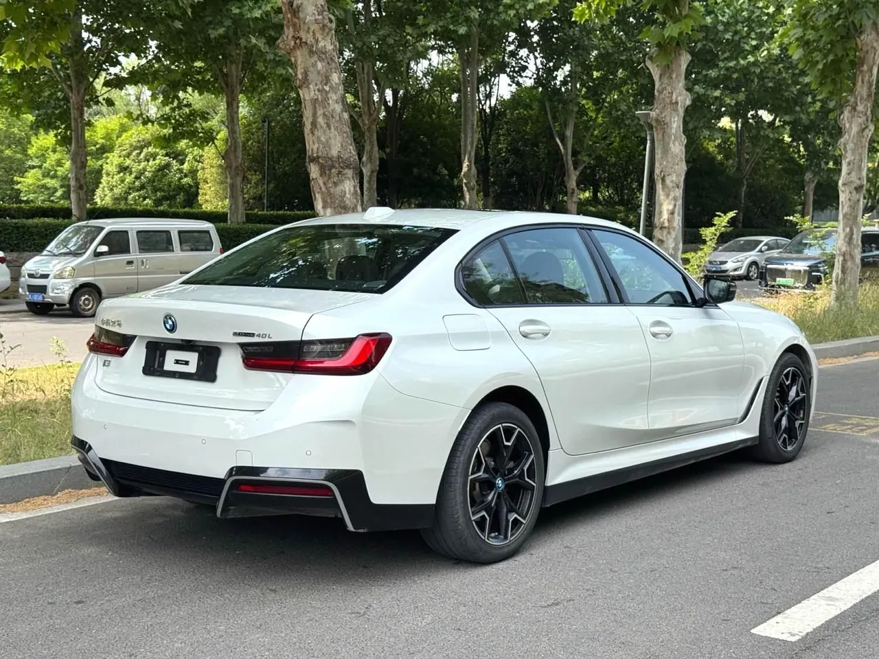 BMW 2023 i3 eDrive 40 L obsidian night suit automatic gear 6