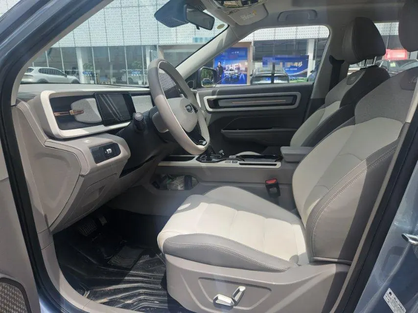 Geely 2026 model Icon 1.5TD Chocolate Elegant Edition, automatic transmission 3