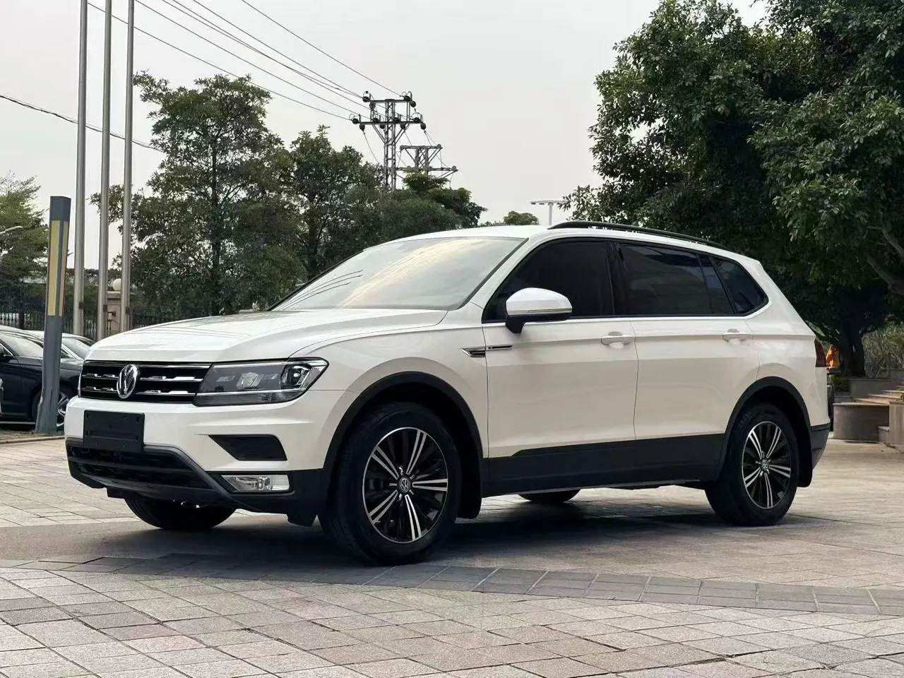 Volkswagen 2020 Tiguan L 2.0TSI 330TSI Two-Drive Panoramic Comfort Edition Automatic Gear - View 1