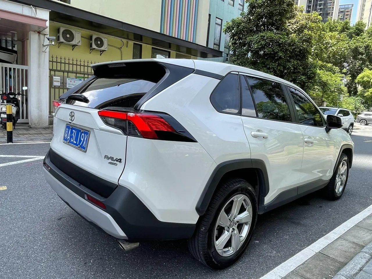 Toyota 2020 RAV4 Rongfeng 2.0 Stepless Four-wheel Drive Fashion Edition Automatic Gear 13