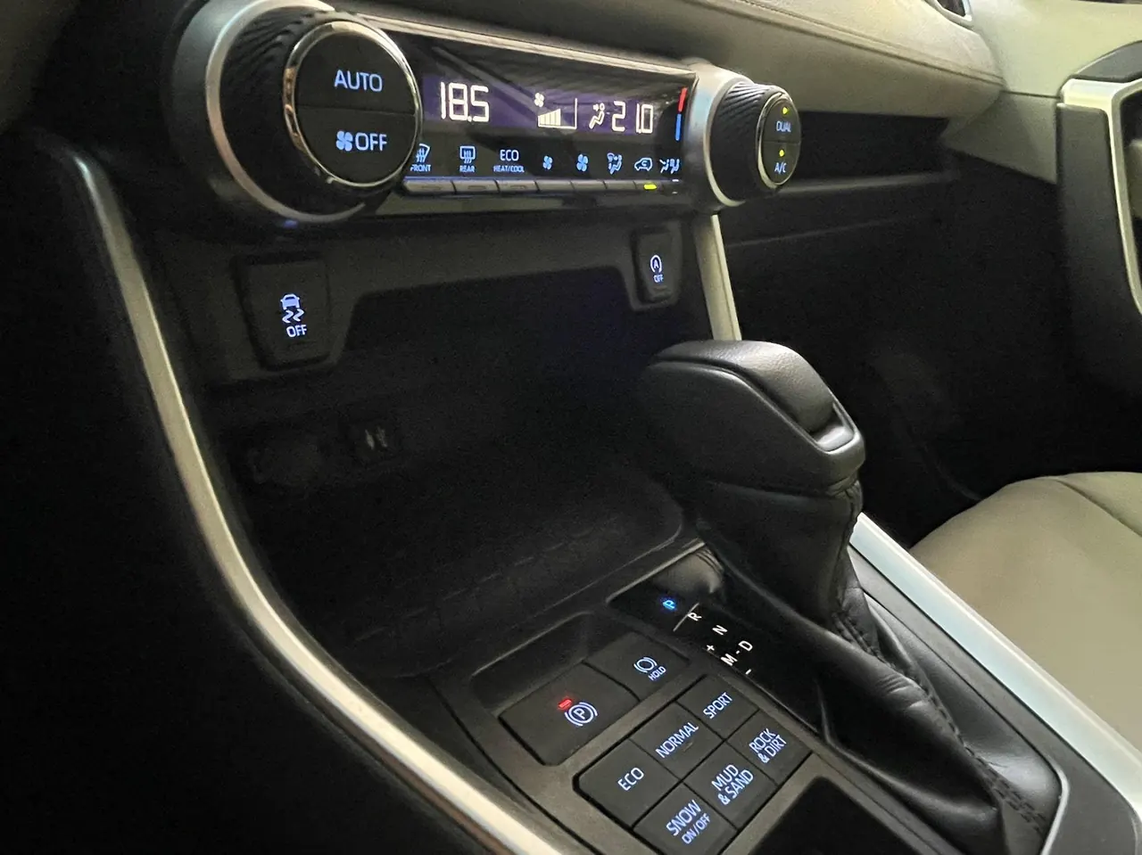 Toyota 2020 RAV4 Rongfeng 2.0 Stepless Four-wheel Drive Fashion Edition Automatic Gear 22