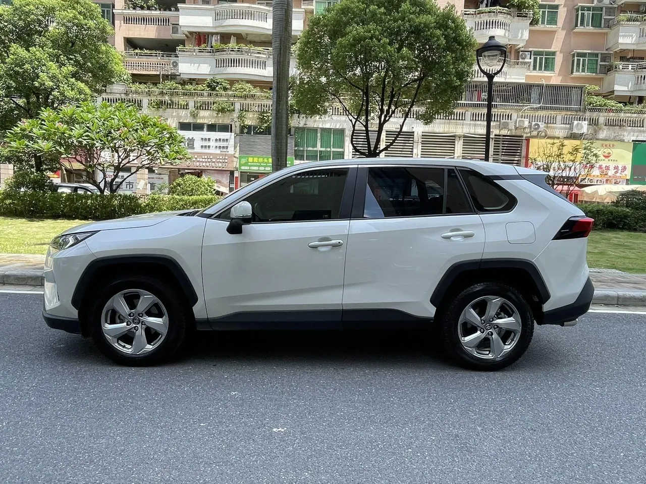Toyota 2020 RAV4 Rongfeng 2.0 Stepless Four-wheel Drive Fashion Edition Automatic Gear 3