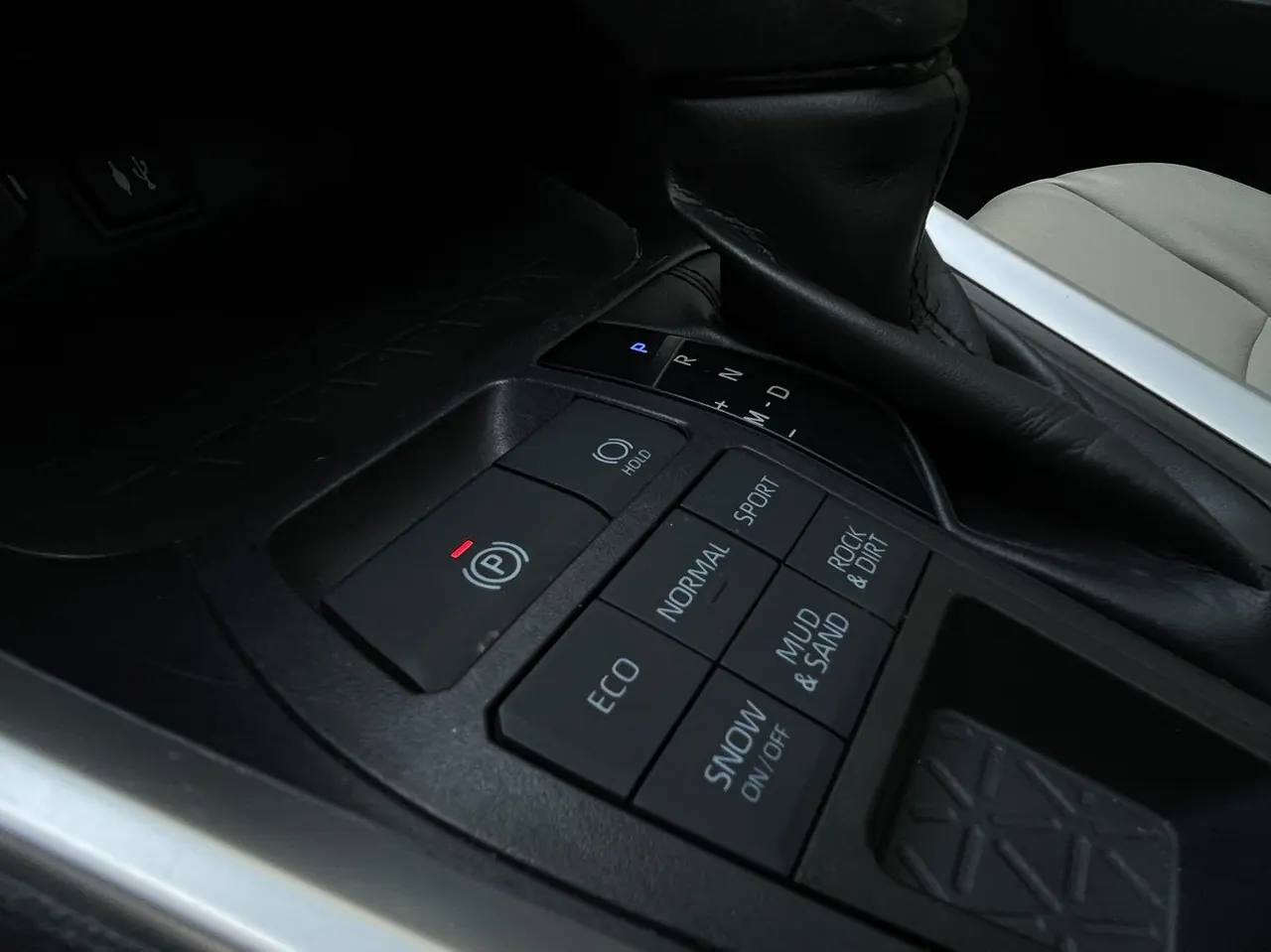 Toyota 2020 RAV4 Rongfeng 2.0 Stepless Four-wheel Drive Fashion Edition Automatic Gear 7