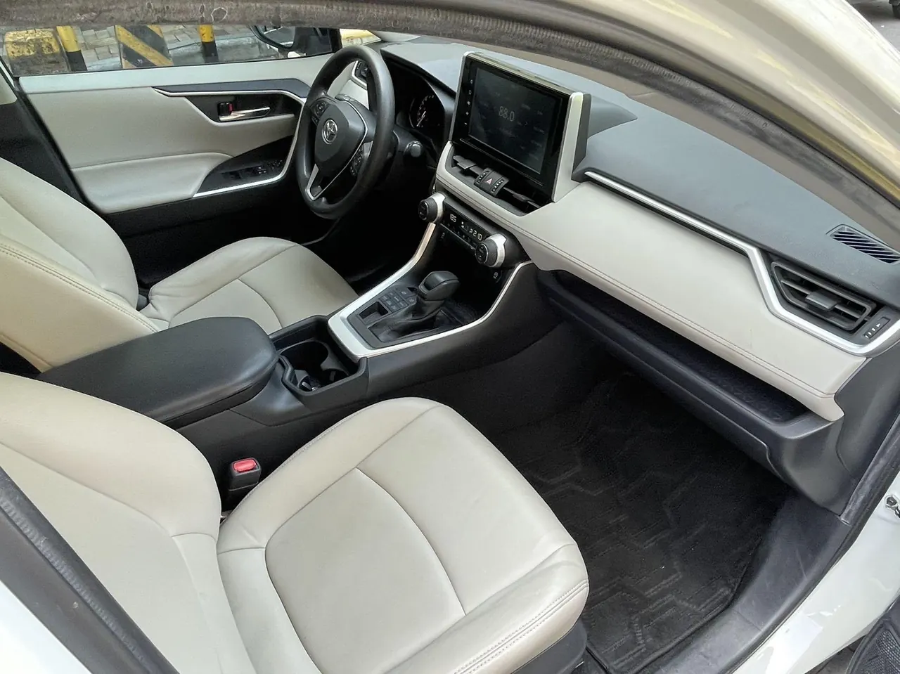 Toyota 2020 RAV4 Rongfeng 2.0 Stepless Four-wheel Drive Fashion Edition Automatic Gear 8