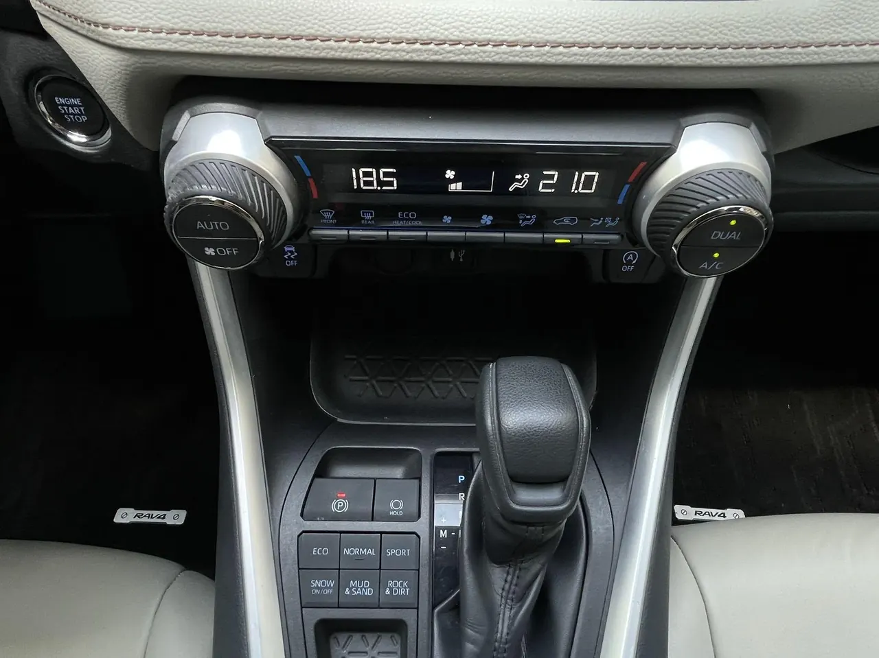Toyota 2020 RAV4 Rongfeng 2.0 Stepless Four-wheel Drive Fashion Edition Automatic Gear 9
