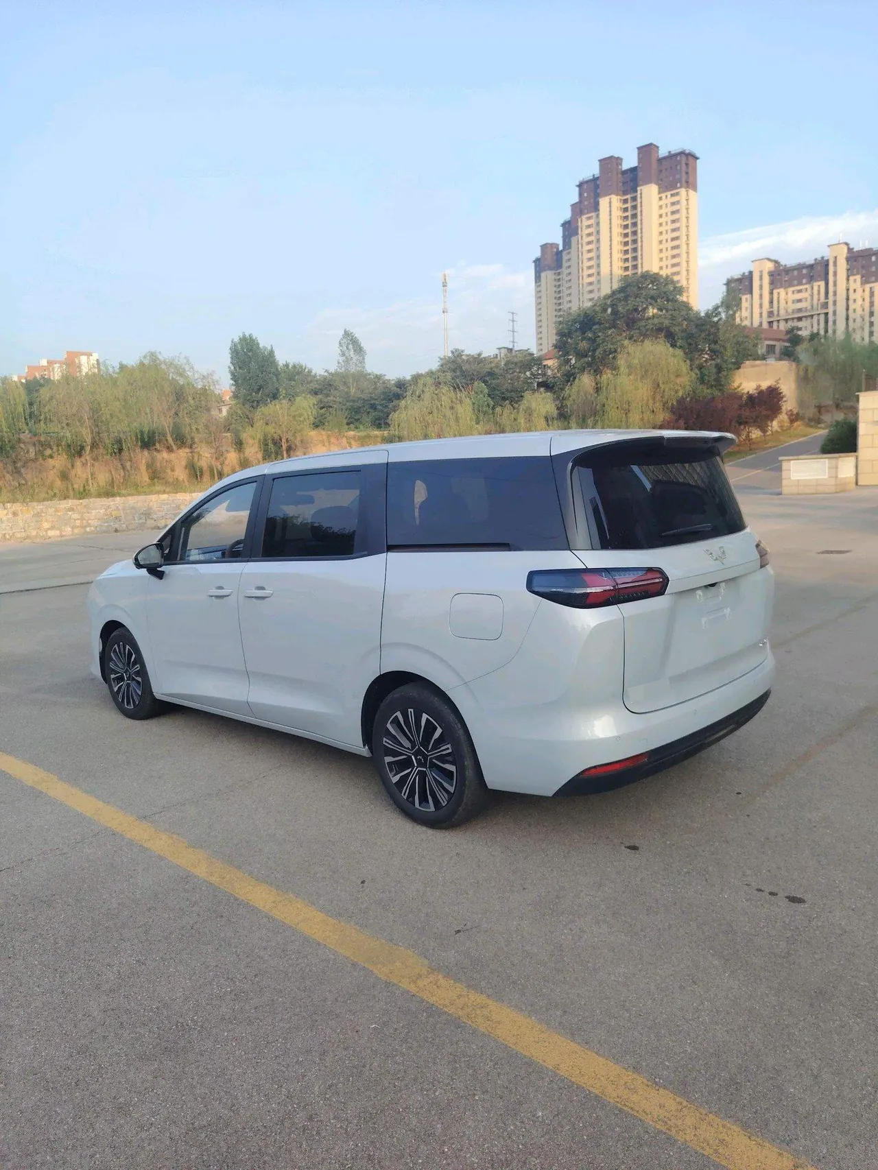 WuLing 2025 Starlight 730 1.5 Stepless 125km Luxury Automatic Transmission 5