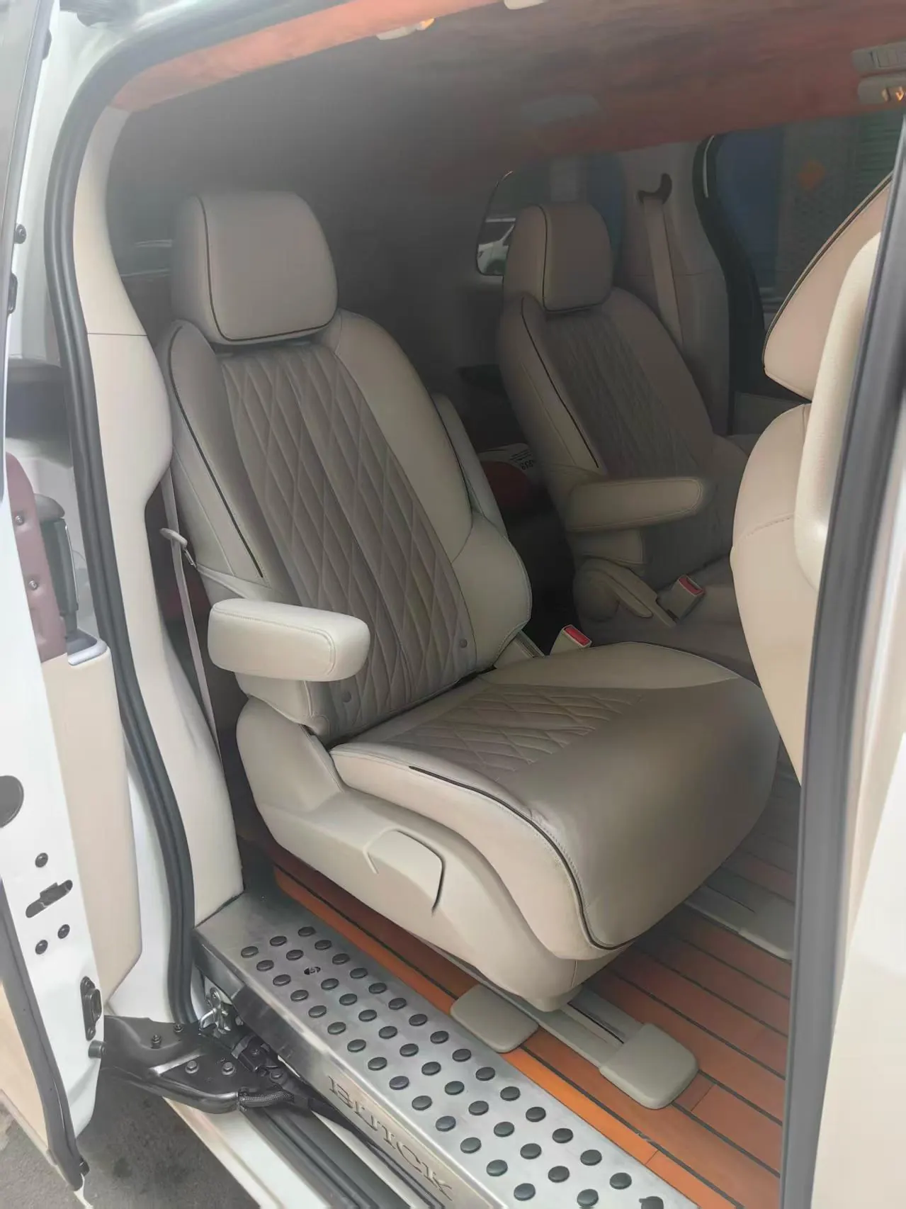 Buick 2021 GL8 Land Business Class 2.0T 652T Smart Luxury Automatic Gear 3