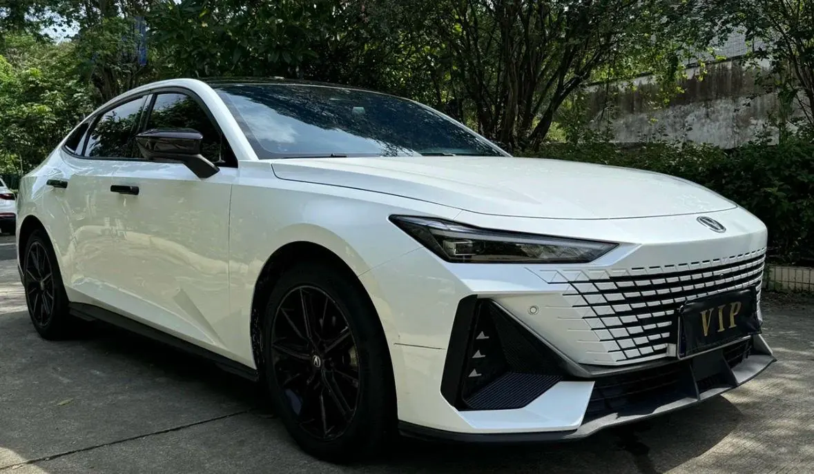 ChangAn 2023 UNI-V 1.5T honorable automatic gear - View 1
