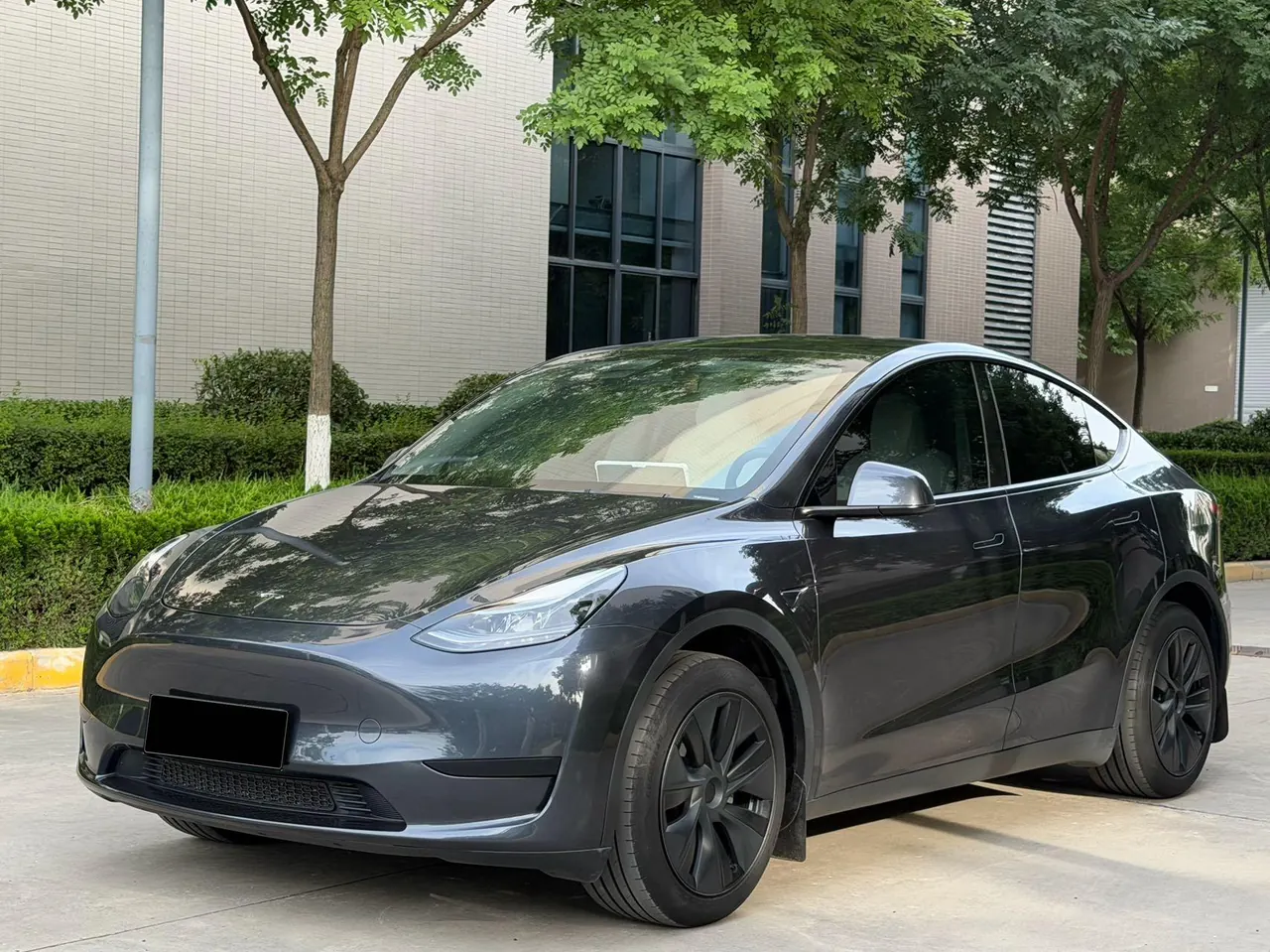 Tesla 2024 Model Y rear-wheel drive version automatic transmission - View 1