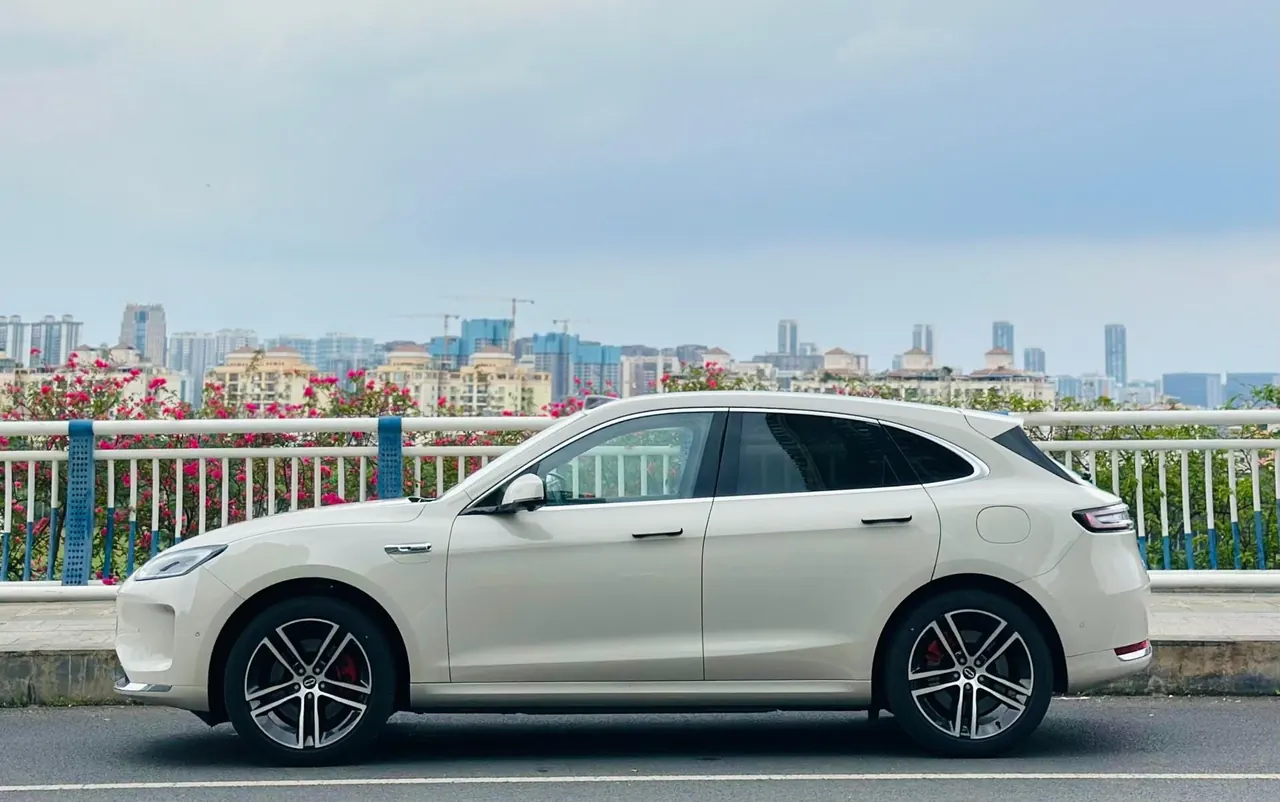 AITO 2025 AITO M5 extended range Ultra 4-wheel drive version automatic gear 4