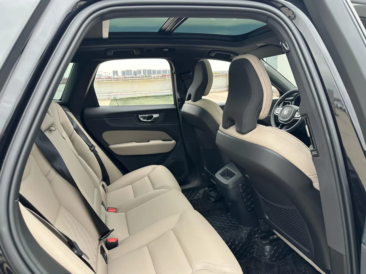 Volvo 2026 XC60 48V 2.0T B5 All-Wheel Drive Intelligent Luxury Edition Automatic Transmission 2