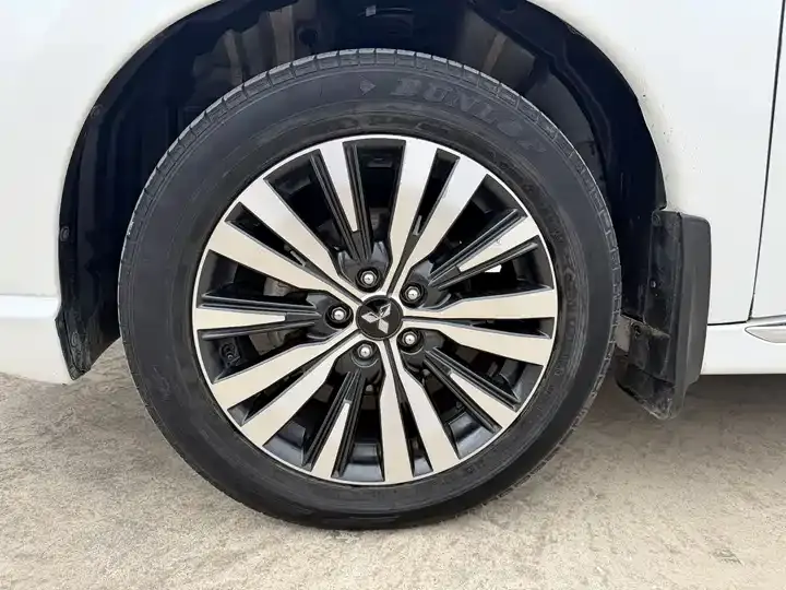 Outlander 2021 model changed to 2.0L two-wheel drive free version 5 seats 12