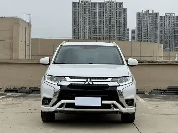 Outlander 2021 model changed to 2.0L two-wheel drive free version 5 seats 2