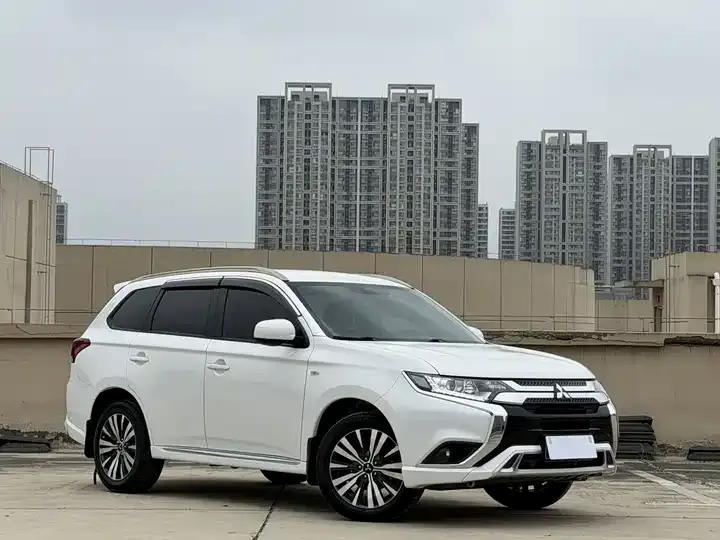 Outlander 2021 model changed to 2.0L two-wheel drive free version 5 seats 3