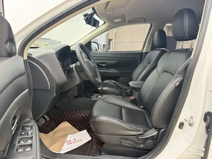 Outlander 2021 model changed to 2.0L two-wheel drive free version 5 seats 4