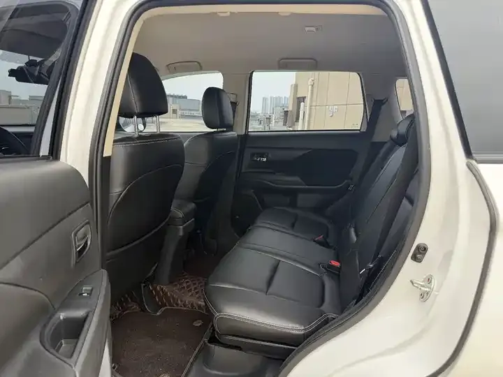 Outlander 2021 model changed to 2.0L two-wheel drive free version 5 seats 6