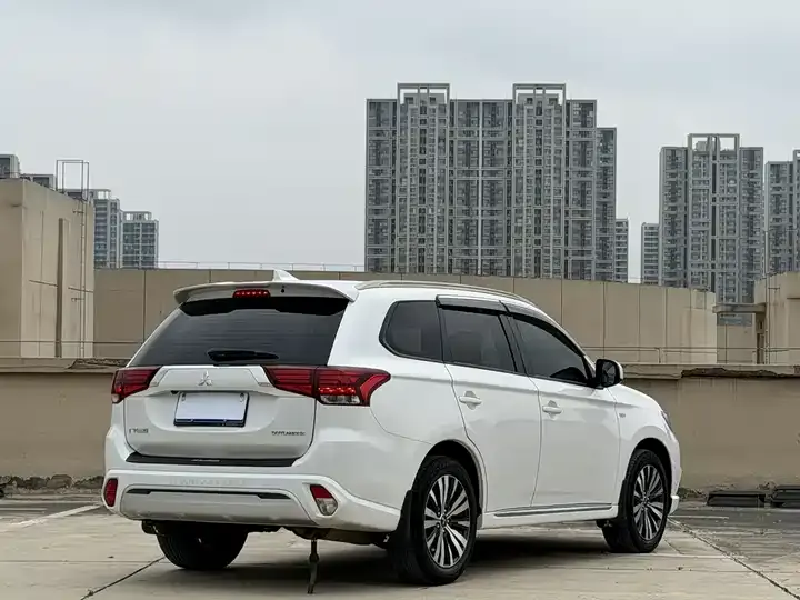 Outlander 2021 model changed to 2.0L two-wheel drive free version 5 seats 7