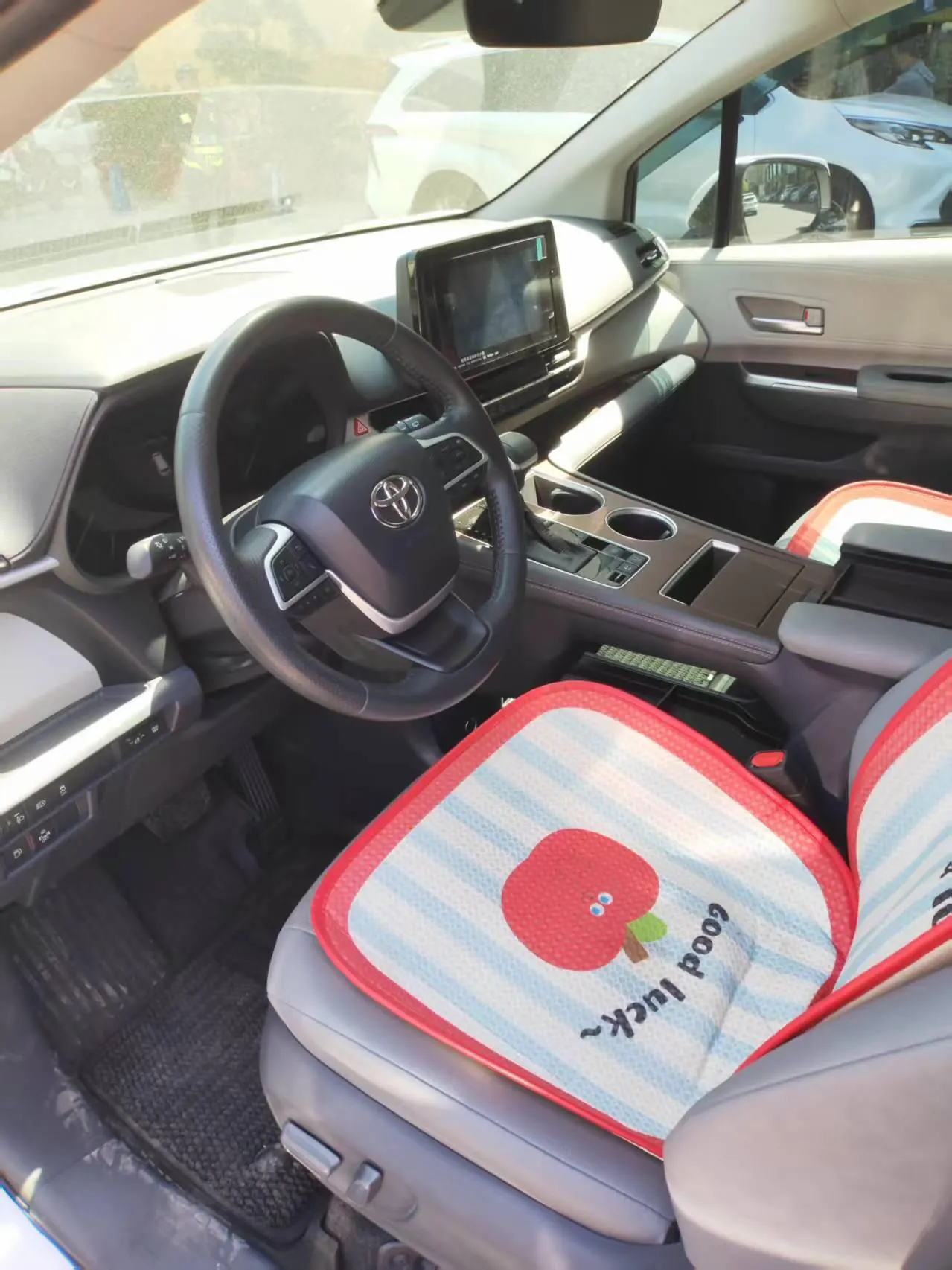 Toyota 2023 Sana 2.5 Stepless Deluxe Edition Automatic Gear 3