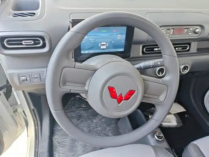 Wuling light new energy 2025 305km aggressive 11