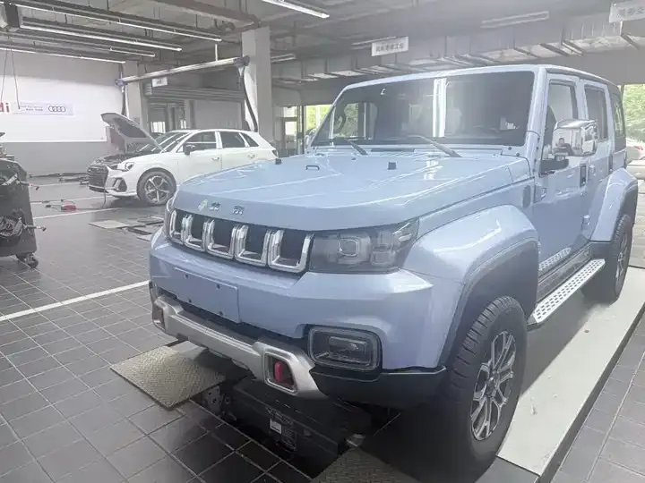 Beijing cross-country BJ40 2023 2.0T automatic four-wheel drive city hunter version chivalrous man type - View 1
