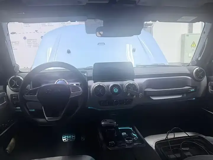 Beijing cross-country BJ40 2023 2.0T automatic four-wheel drive city hunter version chivalrous man type 6