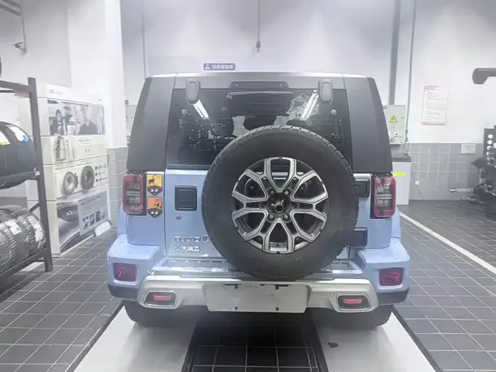 Beijing cross-country BJ40 2023 2.0T automatic four-wheel drive city hunter version chivalrous man type 8