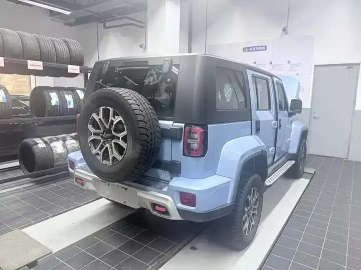 Beijing cross-country BJ40 2023 2.0T automatic four-wheel drive city hunter version chivalrous man type 9